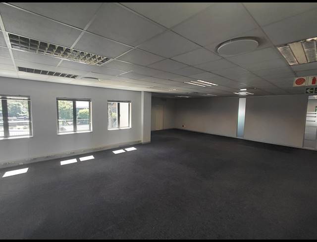 370M² OFFICE TO LET IN LYME PARK